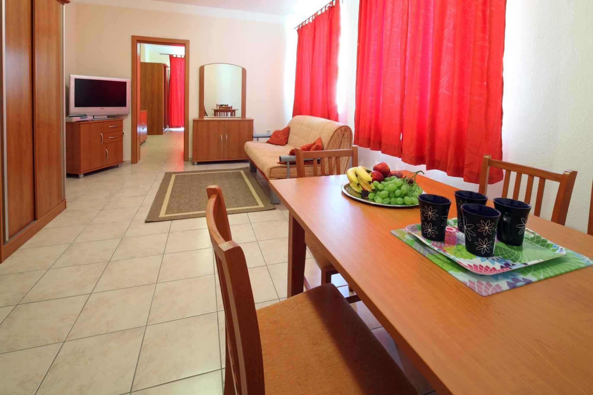 Apartments Vila Adrijana & Fitness Studio Wolf Bv Baška Voda Buitenkant foto